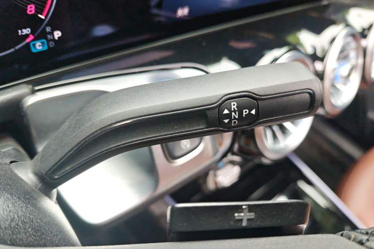 Used Mercedes-Benz GLB 2024-Year Restyled GLB 200 Dynamic Edition Gear Lever