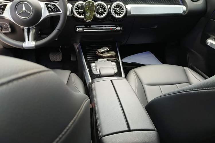 Used Mercedes-Benz GLB 2024 GLB 220 Dynamic Edition Gear Lever