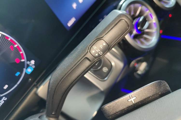 Used Mercedes-Benz GLB 2024 Refresh GLB 220 Fashion Edition Gear Lever