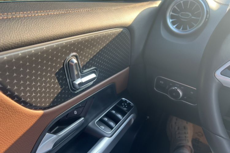 Used Mercedes-Benz GLB 2024 GLB 220 Dynamic Edition Interior 1