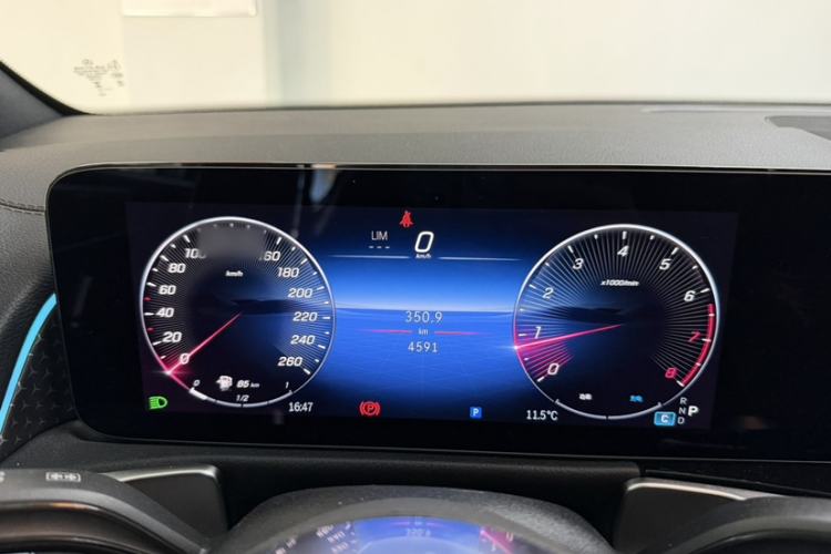 Used Mercedes-Benz GLB 2024 GLB 220 Dynamic Edition Interior 11