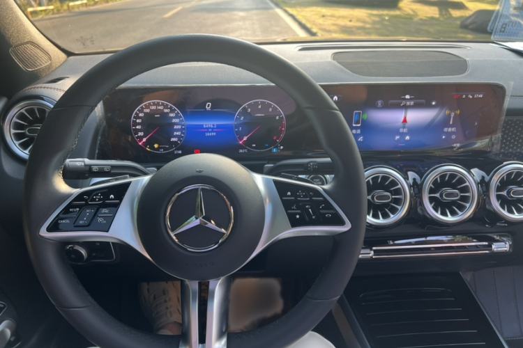 Used Mercedes-Benz GLB 2024 GLB 220 Dynamic Edition Interior 5