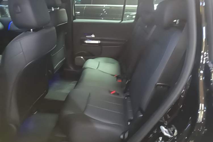 Used Mercedes-Benz GLB 2024-Year Restyled GLB 200 Dynamic Edition Left Rear Seat