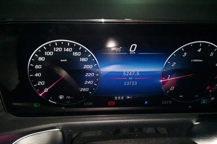 Used Mercedes-Benz GLB 2024 GLB 220 Dynamic Edition Odometer Close Up