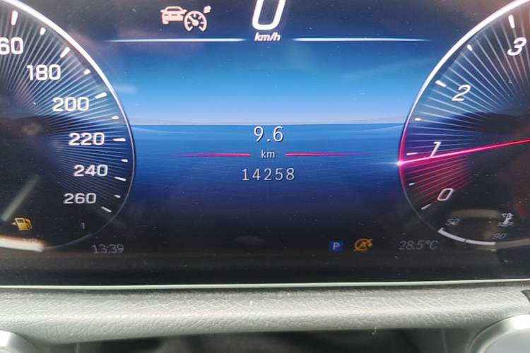 Used Mercedes-Benz GLB 2024-Year Restyled GLB 200 Dynamic Edition Odometer Close Up