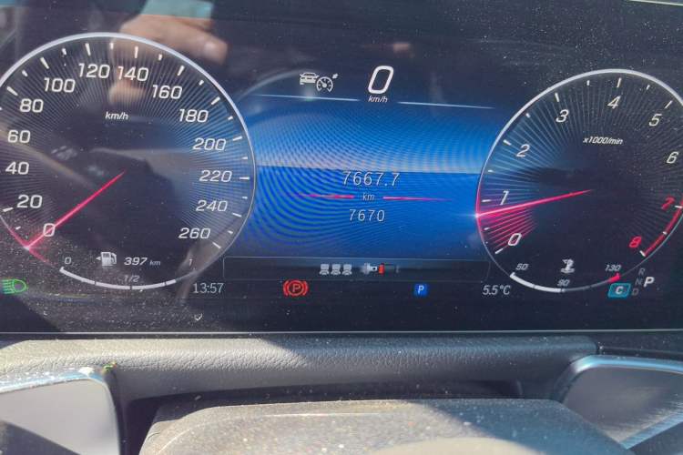Used Mercedes-Benz GLB 2024-Year Restyled GLB 200 Dynamic Edition Odometer Close Up