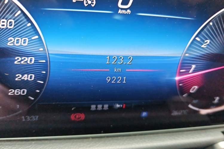 Used Mercedes-Benz GLB 2024-Year Restyled GLB 200 Dynamic Edition Odometer Close Up