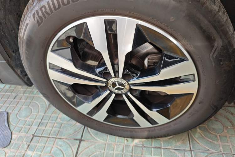 Used Mercedes-Benz GLB 2024-Year Restyled GLB 200 Dynamic Edition Right Front Wheel Hub