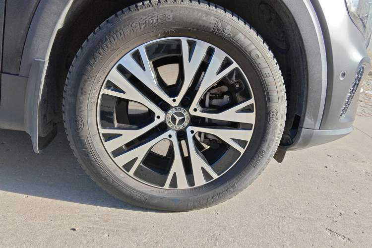 Used Mercedes-Benz GLB 2024 GLB 220 Dynamic Edition Right Front Wheel Hub