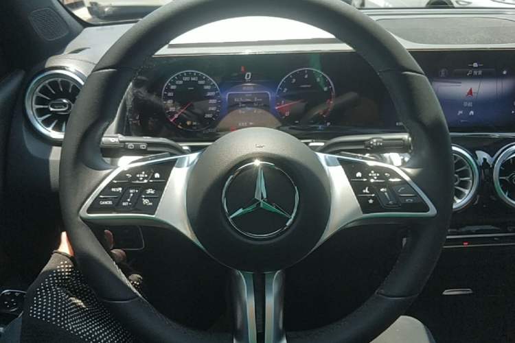 Used Mercedes-Benz GLB 2024 GLB 220 Dynamic Edition Steering Wheel
