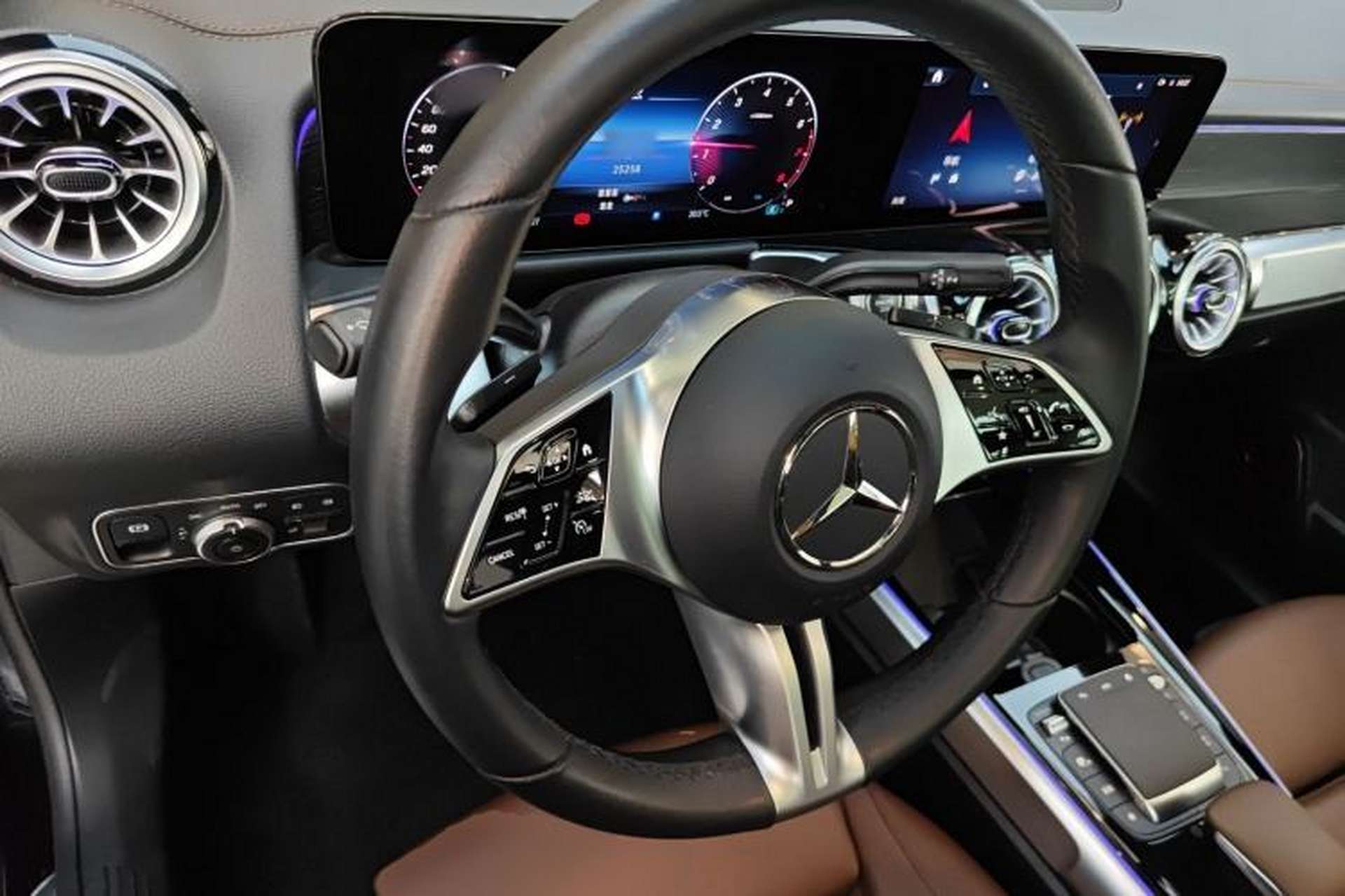 Used Mercedes-Benz GLB 2024 GLB 220 4MATIC Steering Wheel