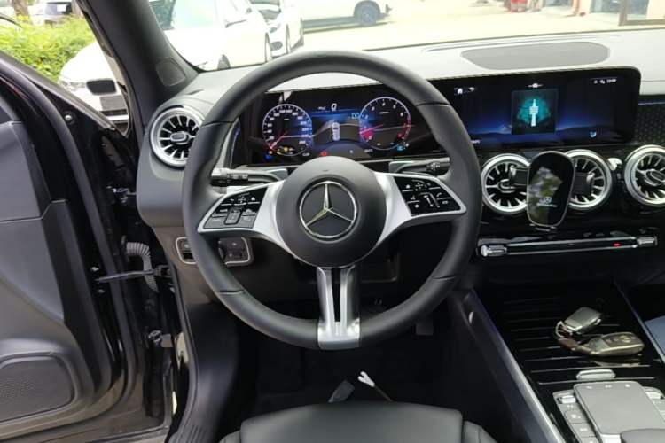 Used Mercedes-Benz GLB 2024 GLB 220 Dynamic Edition Steering Wheel