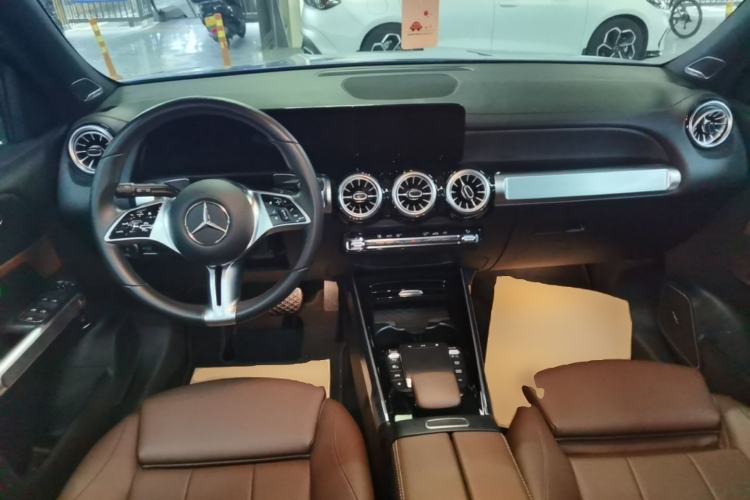 Used Mercedes-Benz GLB 2024 GLB 220 4MATIC Center Console
