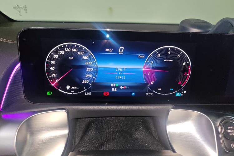 Used Mercedes-Benz GLB 2024 GLB 220 4MATIC Odometer Close Up