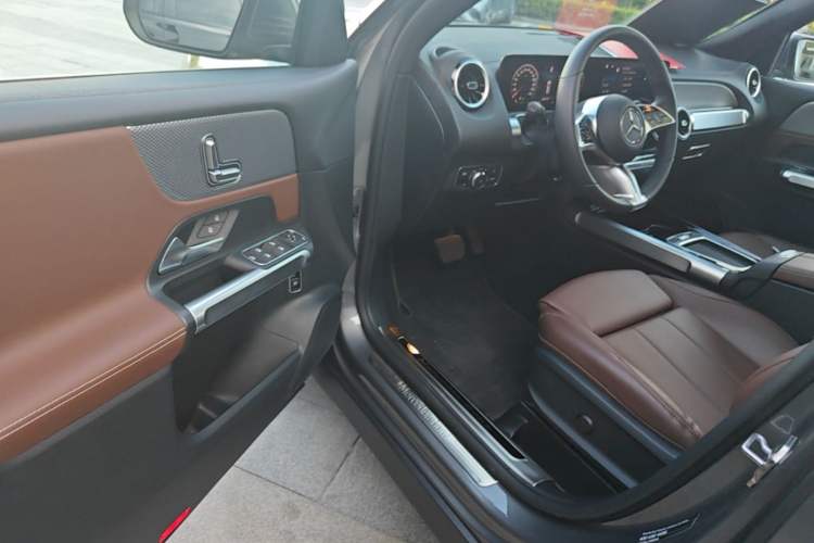 Used Mercedes-Benz GLB 2024 GLB 200 Dynamic Edition Driver Seat