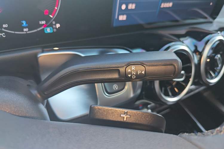 Used Mercedes-Benz GLB 2024 GLB 200 Dynamic Edition Gear Lever