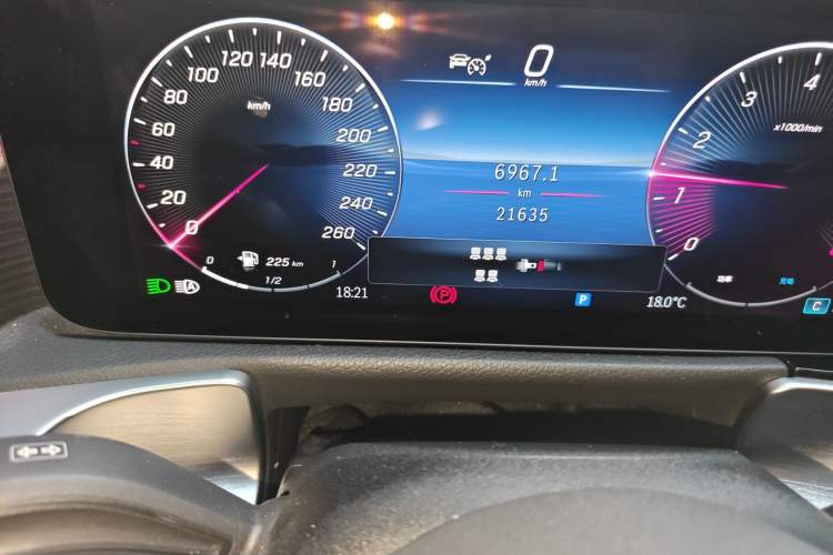 Used Mercedes-Benz GLB 2024 GLB 220 4MATIC Odometer Close Up