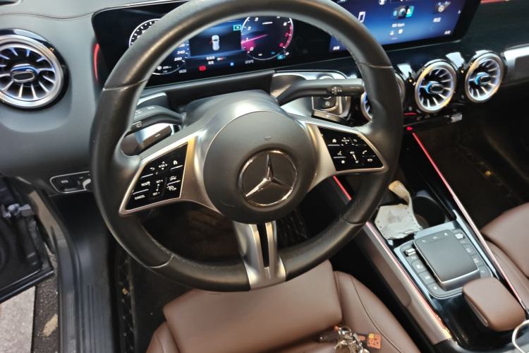 Used Mercedes-Benz GLB 2024 GLB 220 4MATIC Steering Wheel