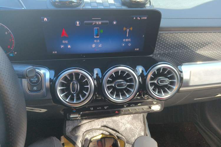 Used Mercedes-Benz GLB 2024 GLB 220 Dynamic Edition Audio And AC Panel