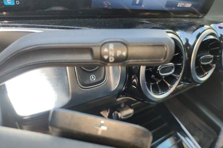 Used Mercedes-Benz GLB 2024-Year Restyled GLB 200 Dynamic Edition Gear Lever