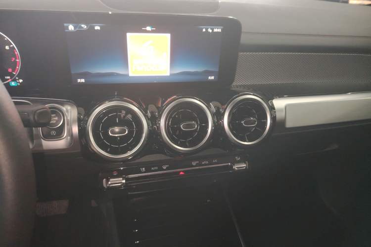Used Mercedes-Benz GLB 2024-Year Restyled GLB 200 Dynamic Edition Audio And AC Panel