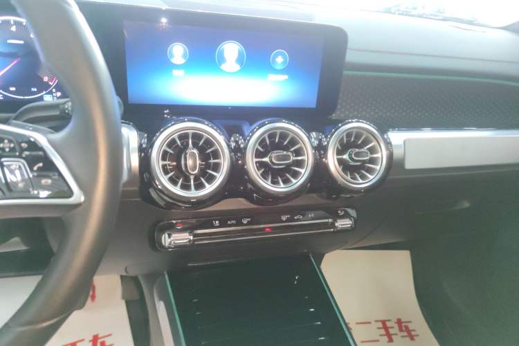 Used Mercedes-Benz GLB 2024 GLB 220 Dynamic Edition Audio And AC Panel