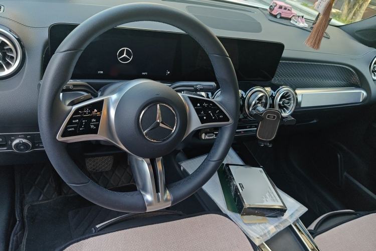 Used Mercedes-Benz GLB 2024 Refresh GLB 220 Dynamic Edition Center Console