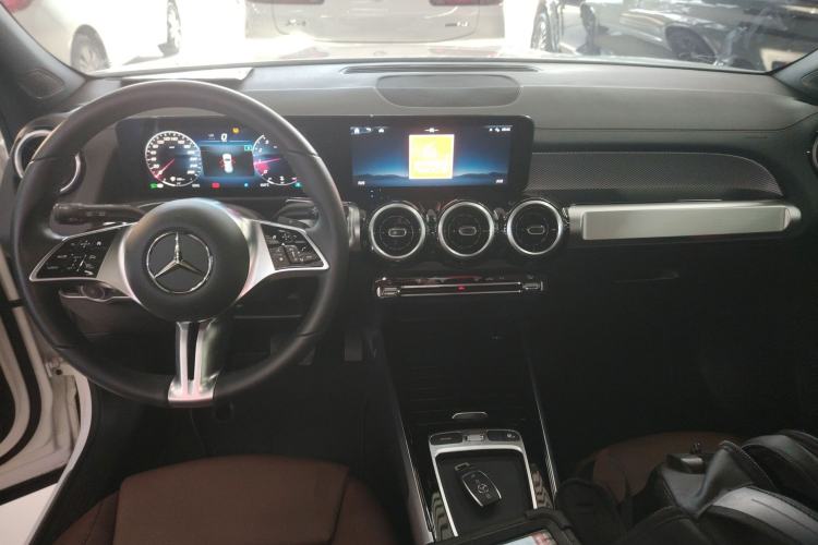 Used Mercedes-Benz GLB 2024-Year Restyled GLB 200 Dynamic Edition Center Console