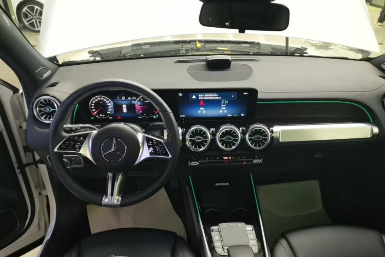 Used Mercedes-Benz GLB 2024 GLB 220 4MATIC Center Console