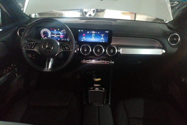Used Mercedes-Benz GLB 2024 GLB 200 Dynamic Edition Center Console
