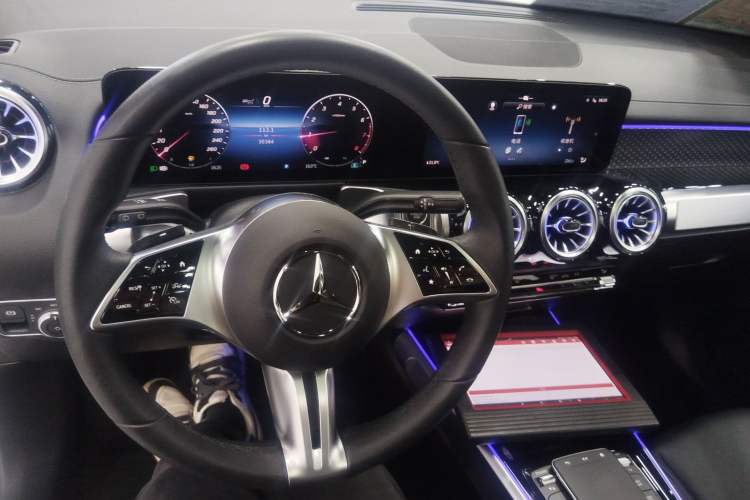 Used Mercedes-Benz GLB 2024 GLB 220 Dynamic Edition Center Console