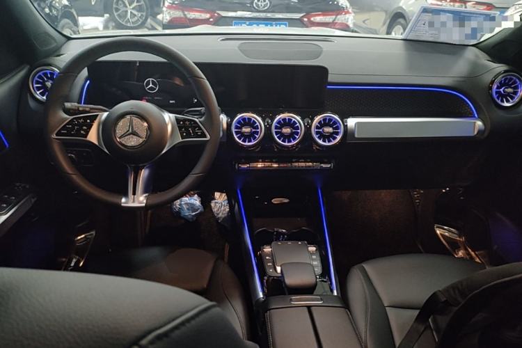 Used Mercedes-Benz GLB 2024 GLB 220 Dynamic Edition Center Console