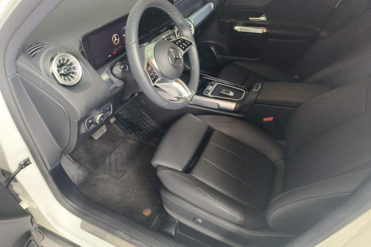 Used Mercedes-Benz GLB 2024 Refresh GLB 220 Dynamic Edition Driver Seat