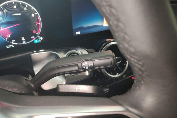 Used Mercedes-Benz GLB 2024-Year Restyled GLB 200 Dynamic Edition Gear Lever