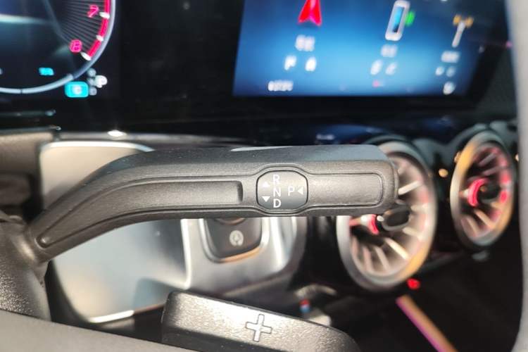 Used Mercedes-Benz GLB 2024 Refresh GLB 220 Fashion Edition Gear Lever