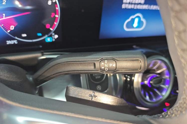 Used Mercedes-Benz GLB 2024 Refresh GLB 220 Dynamic Edition Gear Lever