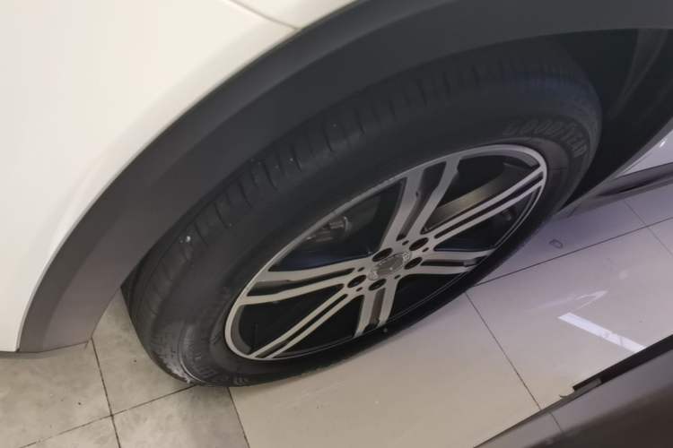 Used Mercedes-Benz GLB 2024 GLB 220 4MATIC Left Front Wheel Hub