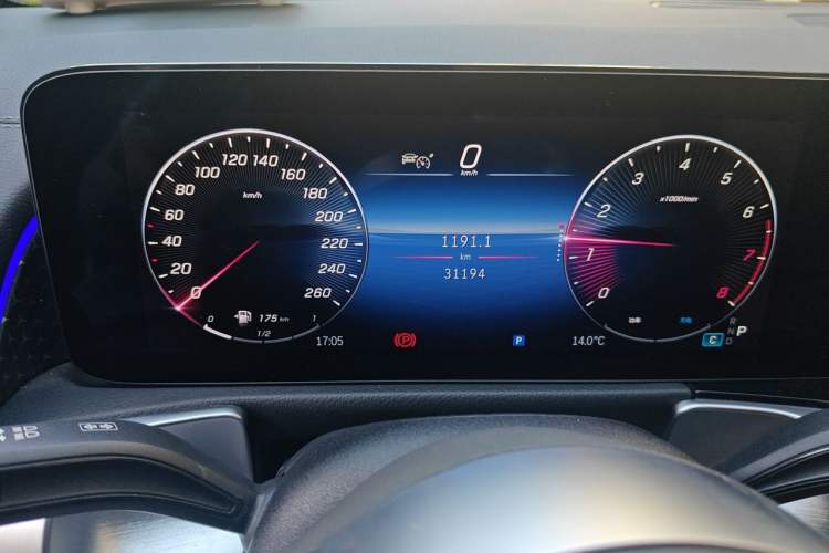 Used Mercedes-Benz GLB 2024 Refresh GLB 220 Dynamic Edition Odometer Close Up