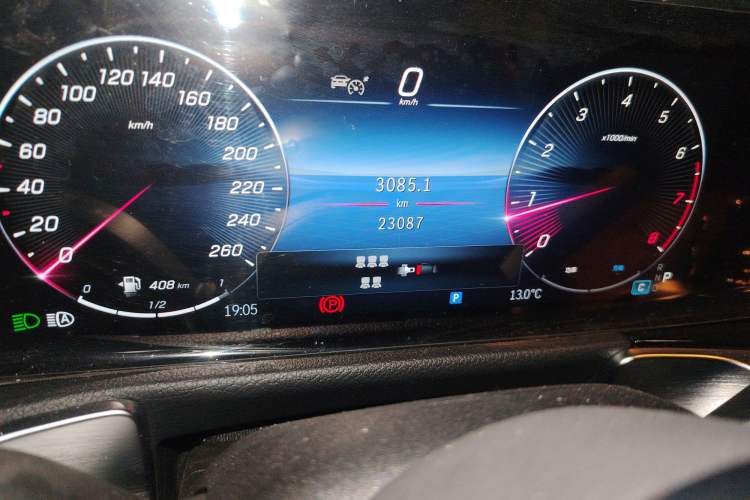 Used Mercedes-Benz GLB 2024 GLB 220 Fashion Model Odometer Close Up