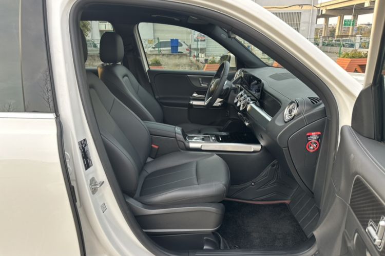 Used Mercedes-Benz GLB 2024 Refresh GLB 220 Dynamic Edition Right Front Seat