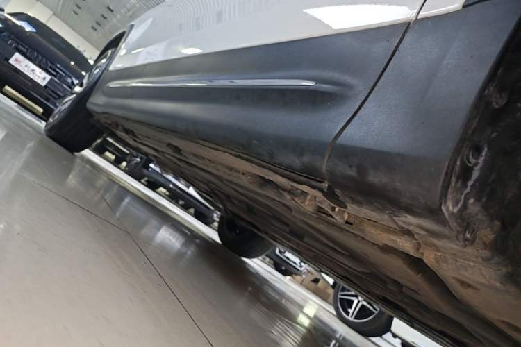 Used Mercedes-Benz GLB 2024 GLB 220 Fashion Model Right Side Sill