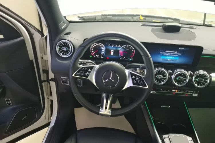 Used Mercedes-Benz GLB 2024 GLB 220 4MATIC Steering Wheel
