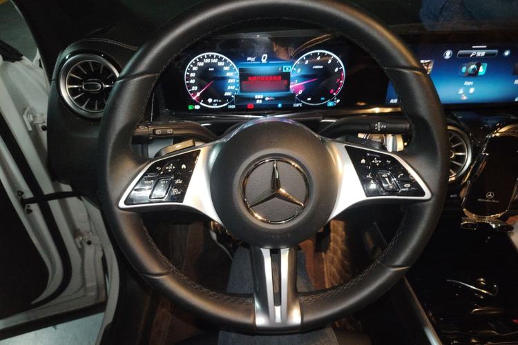 Used Mercedes-Benz GLB 2024 GLB 220 Fashion Model Steering Wheel