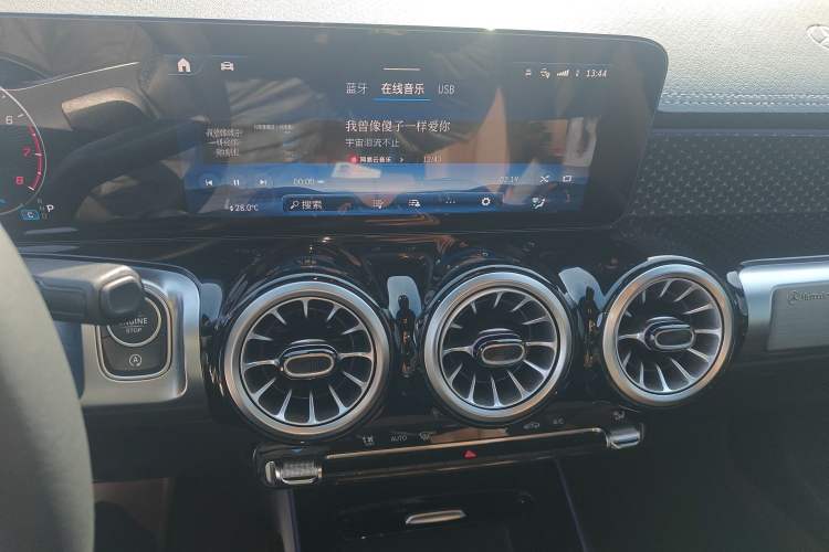 Used Mercedes-Benz GLB 2025 GLB 220 Sport Edition Audio And AC Panel