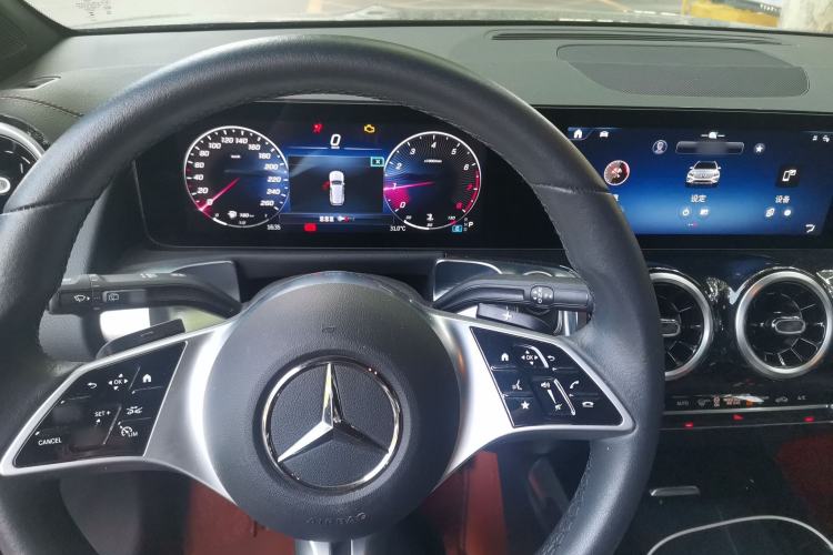 Used Mercedes-Benz GLB 2025 GLB 200 Dynamic Edition Center Console