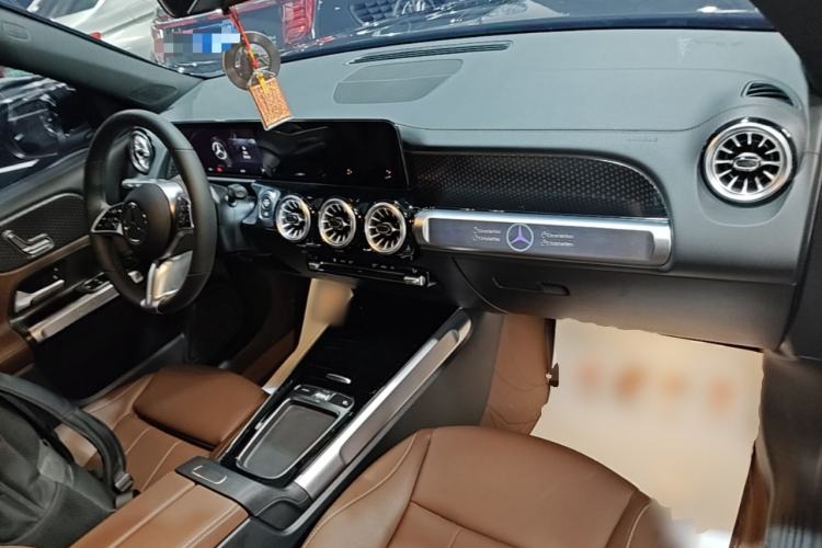 Used Mercedes-Benz GLB 2025 GLB 220 Sport Edition Center Console