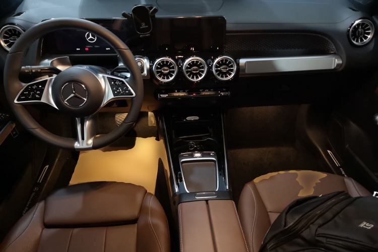 Used Mercedes-Benz GLB 2025 GLB 220 Sport Edition Center Console