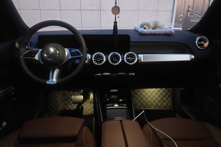 Used Mercedes-Benz GLB 2025 GLB 220 Sport Edition Center Console