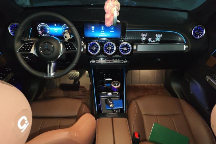 Used Mercedes-Benz GLB 2025 GLB 220 Sport Edition Center Console