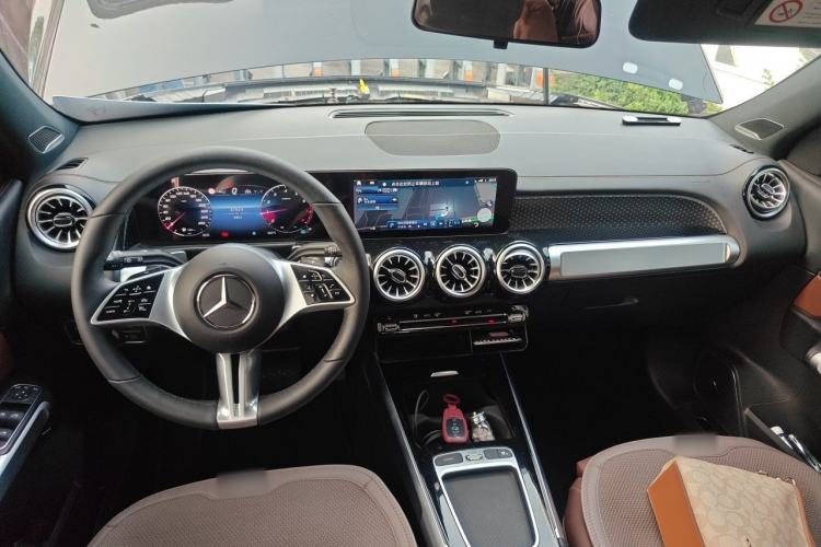 Used Mercedes-Benz GLB 2025 GLB 220 Sport Edition Center Console